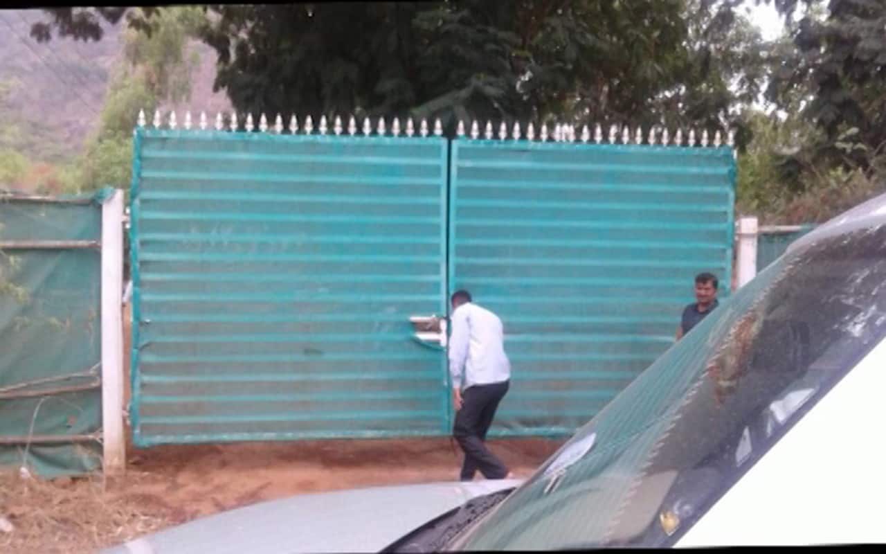 बुजुर्ग दंपत्ति के लिए 'विलेन' बने सलमान खान, जमीन के लिए परेशान करने का आरोप