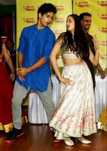 ईशान और जाह्नवी \'जिंगाट\' गाने के लॉन्चिंग के मौके पर डांस करते दिखें