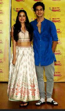 ईशान और जाह्नवी \'जिंगाट\' गाने के लॉन्चिंग के मौके पर डांस करते दिखें