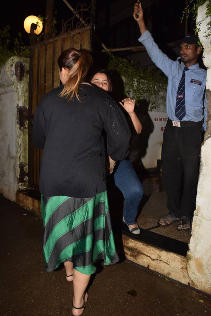 सृष्टि बहल के साथ हुमा कुरैशी की ये तस्वीर देखने को मिली है. बता दें कि सोनाली बेंद्रे 'इंडियाज बेस्ट ड्रामेबाज 3' के चार एपिसोड शूट कर चुकी थीं. अब उन्हें इस शो में हुमा ने रिप्लेस किया है. (Photo: Manav Mangalani)