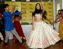 ईशान और जाह्नवी \'जिंगाट\' गाने के लॉन्चिंग के मौके पर डांस करते दिखें