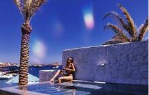 गिगि ने स्विमिंग पूल में बैठकर कराया फोटोशूट, देखें तस्वीरें