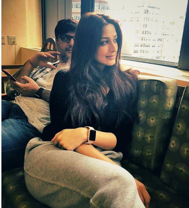 सोनाली बेंद्रे ने ये तस्वीर पोस्ट करते हुए कल लिखा, ''कभी-कभी जब आपको सबसे कम उम्मीद करते हैं तो जिंदगी आपकी तरफ एक कर्वबॉल फेंकती है. हाल ही में पता चला है कि मुझे high-grade Cancer है. ये मेटास्टाइज्ड है, जिसे सही में हम समझ नहीं पाए थे. गातार हो रहे दर्द के चलते कुछ जांच कराई गईं जिसमें यह चौंकाने वाली बात सामने आई. मेरे दोस्त और मेरा परिवार इस मुश्किल वक्त में मेरे साथ हैं और हर तरीके से मददगार बना हुआ है. मैं बहुत खुशनसीब हूं और इन सबकी शुक्रगुजार हूं.” अभिनेत्री ने आगे लिखा, ''तत्काल इलाज के अलावा इससे निबटने का कोई और तरीका नहीं है. और इसलिए मेरे डॉक्टर की सलाह के मुताबिक मैं न्यूयॉर्क में इसका ट्रीटमेंट करा रही हूं. हम हमेंशा सकारात्मक सोचते हैं और मैंने इससे लड़ने हर कदम लड़ने का दृढ़ संकल्प लिया है. पिछले कुछ दिनों में मुझे जितना प्यार और सपोर्ट मिला है मैं उसके लिए आभारी हूं. मैं ये लड़ाई जारी रखूंगी.''