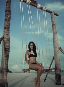 रेड बिकिनी में ये हसीना सोशल मीडिया पर ढा रही है कहर