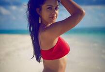 रेड बिकिनी में ये हसीना सोशल मीडिया पर ढा रही है कहर