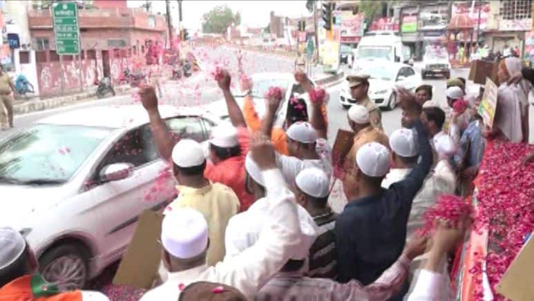 आगरा: अमित शाह और योगी के काफ़िले पर फूलों की बारिश, लगे योगी-मोदी ज़िंदाबाद के नारे