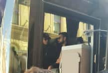 कप्तान विराट कोहली से मिलने इंग्लैंड पहुंची अनुष्का, टीम बस में दोनों साथ-साथ दिखे