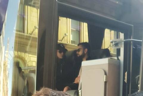 कप्तान विराट कोहली से मिलने इंग्लैंड पहुंची अनुष्का, टीम बस में दोनों साथ-साथ दिखे कप्तान विराट कोहली से मिलने इंग्लैंड पहुंची अनुष्का, टीम बस में दोनों साथ-साथ दिखे