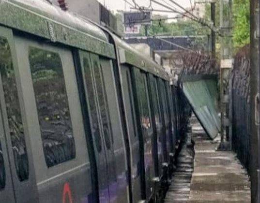 Delhi: Shell fall on metro over violet line, services affected दिल्ली: वायलेट लाइन पर मेट्रो के ऊपर रेलिंग की शीट गिरी, सेवाएं हुई प्रभावित
