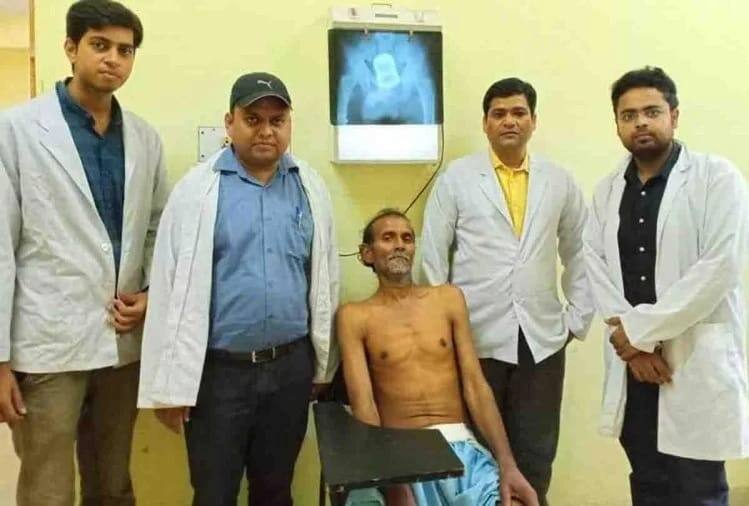 प्राइवेट पार्ट से पेट में पहुंच गया स्टील का ग्लास, बदमाशों ने लूटपाट कर बुजुर्ग के साथ की थी हैवानियत Kanpur: weired case of animalism steel glaas inserted in old man private part प्राइवेट पार्ट से पेट में पहुंच गया स्टील का ग्लास, बदमाशों ने लूटपाट कर बुजुर्ग के साथ की थी हैवानियत