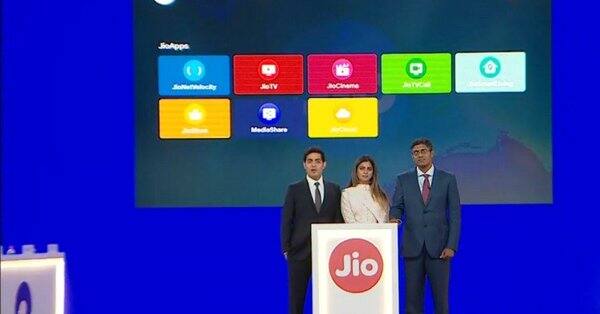 Jio GigaTV: जियो गीगा टीवी की बात करें तो ये एक स्मार्ट सेटअप बॉक्स है जो एक स्मार्ट रिमोट के साथ आता है. इस बॉक्स को अपनी टीवी से जोड़ते ही आपकी टीवी स्मार्ट टीवी हो जाएगी. 