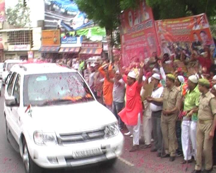 आगरा: अमित शाह और योगी के काफ़िले पर फूलों की बारिश, लगे योगी-मोदी ज़िंदाबाद के नारे