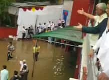 नागपुर: भारी बारिश के बाद महाराष्ट्र विधानसभा में भरा पानी, बत्ती भी गुल, कैंडल जलाकर बैठे नेता