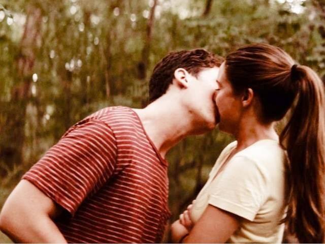 किस करते हुए आप अपना इन्वॉलवेंट दिखाएं ना कि सिर्फ किस करके दूर हो जाएं. पार्टनर को किस से महसूस करवाएं कि आप उन्हें कितना प्यार करते हैं. फोटोः गूगल फ्री इमेज