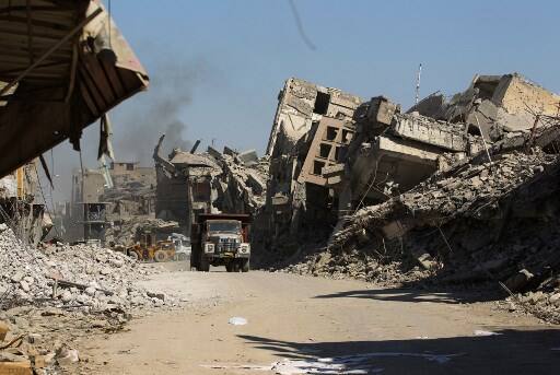 ये पूरा शहर मलबे से भर गया है. तस्वीरें ऐसी डरावनी हैं कहीं किसी का पैर तो कहीं कपड़े और सामान बिखरा दिखाई पड़ रहा है. फोटोः एएफपी   