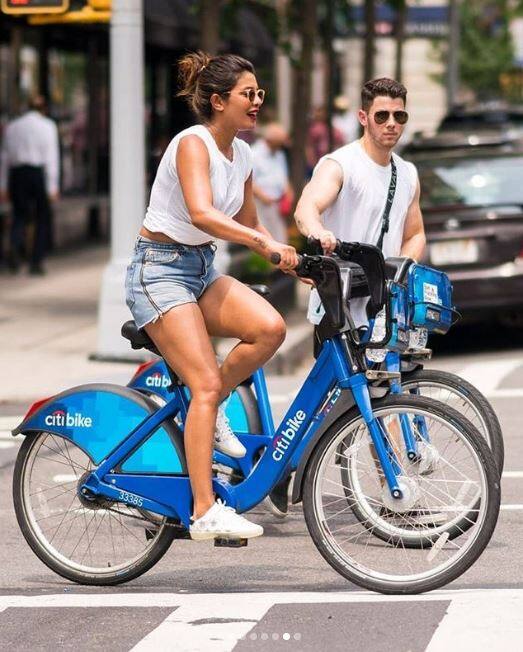 ये पहली बार नहीं बै जब प्रियंका और निक यूं हॉलीडे मनाते स्पॉट किए गए हैं. बल्कि इससे पहले भी ये दोनों कई बार एक दूसरे के साथ क्वालिटी टाइम स्पेंड करते नजर आ चुके हैं. (Photo: Instagram)