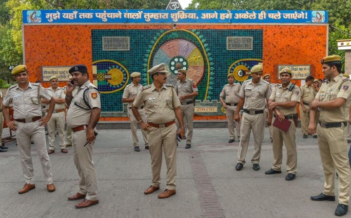 Burari Death Mystery, Police says No role of any tantrik in deaths, All deaths due to hanging बुराड़ी कांड: पुलिस का तांत्रिक की भूमिका से इनकार, कमरे में मिले 11वें शव के रहस्य से उठा पर्दा