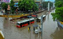 बारिश में डूबा सीएम फडणवीस का शहर नागपुर, स्कूल-कॉलेजों में छुट्टी, नाव से निकाले गये बच्चे