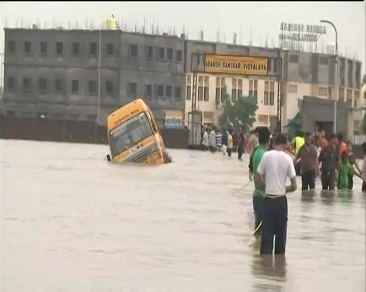 नागपुर के सभी इलाको में पानी भरा हुआ है. मानेवाड़ा, नरेंद्र नगर, महालक्ष्मी नगर, सोने गांव, एयरपोर्ट रोड सभी इलाको में पानी-पानी है. विधान भवन, एयरपोर्ट सुबह बंद थे. विमानों को हैदराबाद डाइवर्ट किया गया था. बाद मे बारिश कम होने के बाद फ्लाइट्स नागपुर पहुंचे.