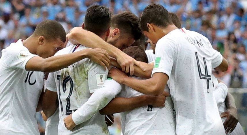France beat Uruguay by 3-0 makes way to semifinal in fifa world cup 2018 FIFA World Cup 2018: फ्रांस बनी सेमीफाइनल में पहुंचने वाली पहली टीम, ऊरुग्वे को 2-0 से हराया