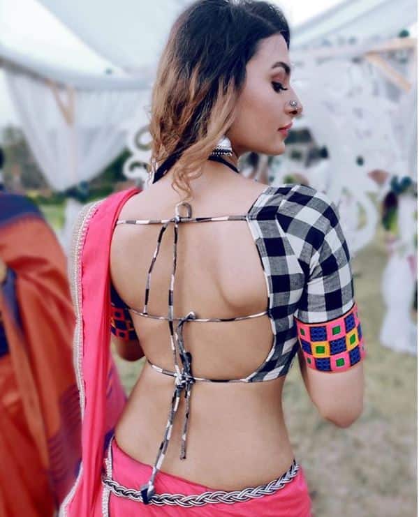  शो में वह हर समय साड़ियों में पहने ही नजर आती हैं, लेकिन वह ऑफ-स्क्रीन काफी बोल्ड और हॉट नजर आती हैं.