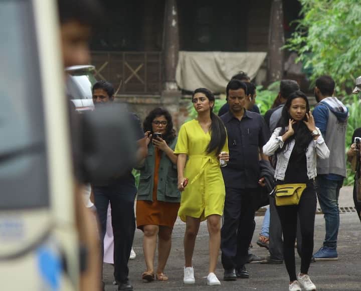 प्रिया 18 साल की हैं और उनके इंस्टाग्राम पर 5 मिलियन से भी ज्यादा फॉलोअर्स हैं.