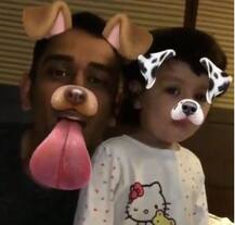 बेटी के साथ एकदम बच्चा बन जाते हैं धोनी, ये तस्वीरें हैं गवाह