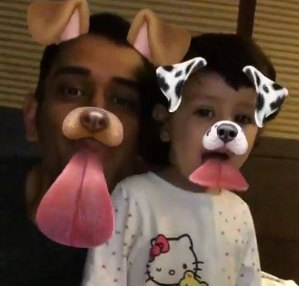 बहरहाल, आप भी धोनी की उनकी बेटी के साथ मस्ती की तस्वीरें देखिए और हमारे साथ धोनी को जन्मदिन की बधाईयां दीजिए.फोटोः इंस्टाग्राम 