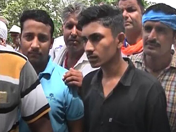 जयपुर: PM मोदी की रैली से पहले उतरवाए गए लोगों के काले कपड़े, फिर भी नहीं मिली एंट्री Rajasthan: people with black cloths not given entry in PM Narendra Modi's rally जयपुर: PM मोदी की रैली से पहले उतरवाए गए लोगों के काले कपड़े, फिर भी नहीं मिली एंट्री