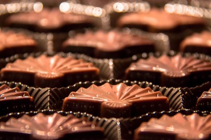 रिसर्च के मुताबिक, डार्क चॉकलेट में ऐसे चीज़े मिली होती है जो आपकी पेट और गैस्ट्रोइंटेस्टाइनल समस्याओं से ठीक करती हैं. (तस्वीर: गूगल फ्री इमेज)