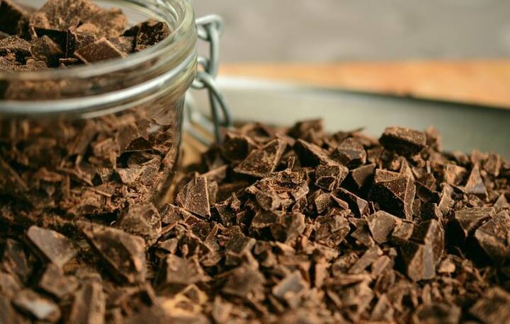 साल 2012 में आई यूनिर्वसिटी ऑफ कैलिफोर्निया की रिपोर्ट की मानें तो 1000 अमेरिकन पर रिसर्च की गई थी. जिसमें पता चला था कि हफ्ते में कई चॉकलेट खाते है वो लोग कभी-कभी चॉकलेट खाने के मुकाबले में ज्यादा पतले होते हैं. यह भी बताया गया कि डार्क चॉकलेट में कैलोरी और इंडीग्रेडिएंट मिले होते हैं जो आपके वजन कम करने में मदद करते हैं. दूसरी रिसर्च में पाया गया कि अगर चॉकलेट आप खाने के बाद खाते हैं तो उससे आपका वजन बढ़ेगा. (तस्वीर: गूगल फ्री इमेज)