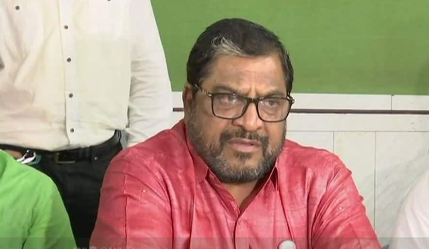 किसानों की मांग मानो नहीं तो मुंबई में दूध की सप्लाई रोक देंगे: स्वाभिमान शेतकारी संगठन Swabhimani Shetkari Saghtana Says supply of milk halted in Mumbai from July 16 if BJP govt does not listen to their demands किसानों की मांग मानो नहीं तो मुंबई में दूध की सप्लाई रोक देंगे: स्वाभिमान शेतकारी संगठन