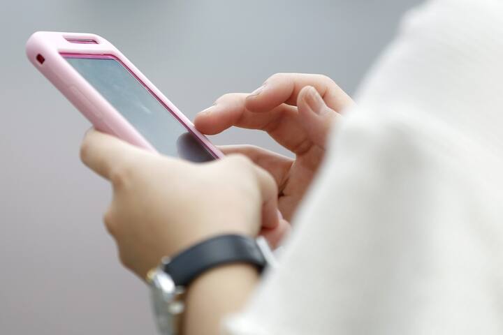  हाल ही में आई एक रिसर्च के मुताबिक, क्या आपको पता है कि आपके एंड्रायड फोन में मौजूद कुछ लोकप्रिय एप आपकी जासूसी करते हैं? जी हां, ये एप आपकी बातों को सुनते हैं, आपके व्यवहार पर नजर रखते हैं और यहां तक कि आपकी गतिविधि के स्क्रीनशॉट्स भी लेते हैं और उसे तीसरे पक्ष को भेज सकते हैं. फोटोः गूगल फ्री इमेज