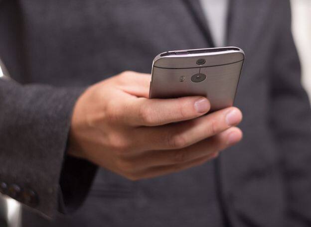 'हेडेक : जर्नल ऑफ हेड एंड फेस पेन' में प्रकाशित एक अन्य शोध से पता चला है कि माइग्रेन दर्द का पता लगाने के लिए विकसित एप भी तीसरे पक्ष को सूचनाएं भेजता है. यह भी निजता का हनन है, क्योंकि मेडिकल एप से तीसरे पक्ष को डेटा भेजने के संबंध में कुछ कानूनी सुरक्षा प्रदान की गई है.फोटोः गूगल फ्री इमेज