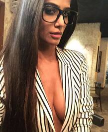 टॉपलेस तस्वीर पोस्ट करते हुए पूनम पांडे ने सुहाना की बिकनी बॉडी पर किया कमेंट