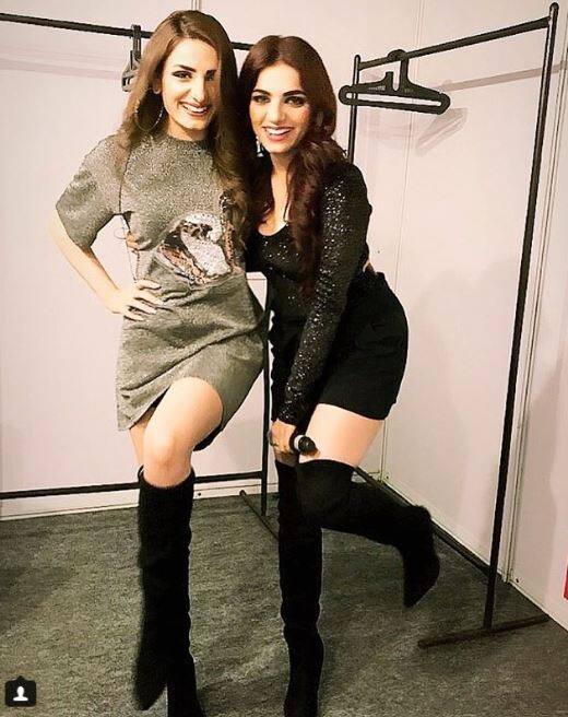 दोनों ही इंस्टाग्राम पर काफी एक्टिव रहती हैं और दोनों के वैरिफाइड पेज पर जबरदस्त फैन फॉलोइंग है. फैंस के बीच ये दोनों 'ट्विंस म्यूजिकल सिस्टर्स' के नाम से भी काफी लोकप्रिया हैं. (Photo: sukritikakarofficial) 