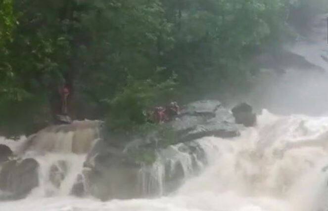 Maharashtra's Palghar: One dead 39 rescued from Chinchoti waterfall महाराष्ट्र: झरने में पिकनिक मनाने गए एक सैलानी की मौत, 100 लोगों को बचाया गया