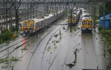 बारिश से बेहाल मुंबई: कई इलाकों में जलभराव, रेलवे ट्रैक पर भरा पानी