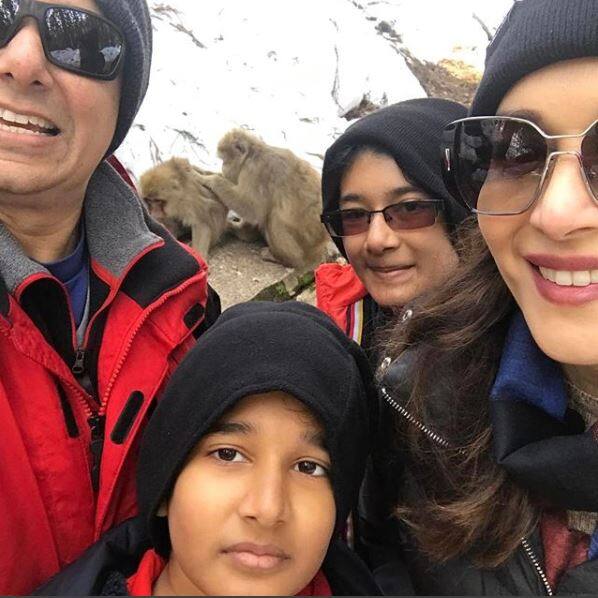 मशहूर अभिनेत्री माधुरी दीक्षित नेने ने टीवी शो में कहा कि कभी-कभी उनके दोनों बेटे भी उन्हें अहमियत नहीं देते हैं. (तस्वीर: इंस्टाग्राम)
