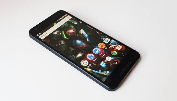 क्या आपको पता है कि आपके एंड्रायड फोन में मौजूद कुछ एप आपकी जासूसी करते हैं? जी हां, ये एप आपकी बातों को सुनते हैं, आपके व्यवहार पर नजर रखते हैं. यहां तक कि आपकी गतिविधि के स्क्रीनशॉट्स भी लेते हैं और उसे तीसरे पक्ष को भेज सकते हैं. यह जानकारी एक नए रिसर्च में सामने आई है. रिसर्चर्स ने कहा है कि मोबाइल के स्क्रीन पर आपके क्रियाकलापों के इन स्क्रीनशॉट्स और वीडियो में आपके यूजरनेम, पासवर्ड, क्रेडिट कार्ड का नंबर और अन्य महत्वपूर्ण जानकारियां शामिल हैं. (तस्वीर: गूगल फ्री इमेज)