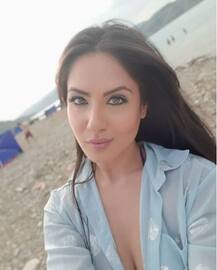 टीवी एक्ट्रेस पूजा बनर्जी सोशल मीडिया पर बिखेर रही हैं जलवा, अदाओं के दीवाने हुए फैन्स