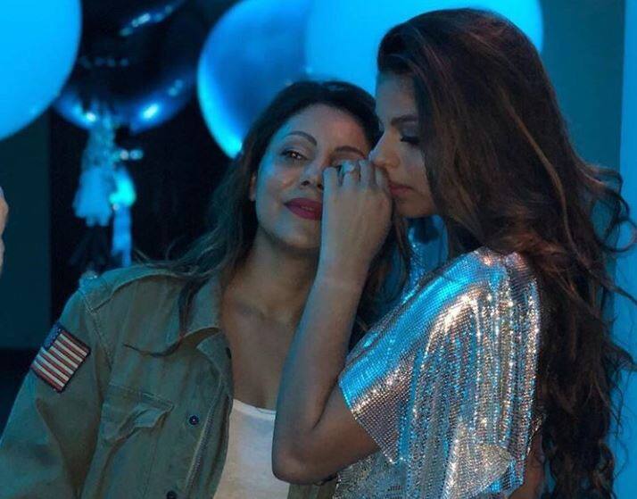 शाहरुख खान ने पत्नी गौरी खान के साथ एक बेहद प्यारी तस्वरी शेयर की है. शाहरुख खान अपने बच्चों के साथ तो अक्सर सेल्फी शेयर करते नजर आते हैं लेकिन ऐसा पहली बार है जब उन्होंने पत्नी गौरी के साथ सेल्फी शेयर की है. (Photo- Insagram @iamsrk )