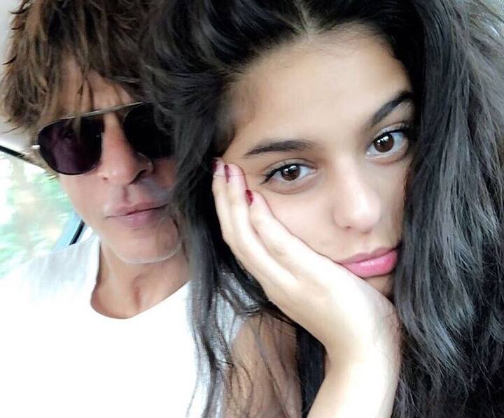 बेटी सुहाना के साथ की ये तस्वीर शेयर करते हुए शाहरुख खान थोड़ा इमोशनल थे क्योंकि ये तस्वीर उस वक्त की है जब वो छुट्टियों के बाद अपने बच्चों को एयरपोर्ट छोड़ने जा रहे थे. इसके कैप्शन में उन्होंने लिखा, 'हेट ड्रॉपिंग माई किड्स टू द एयरपोर्ट..वेन हॉलीडेज एंड.' (Photo- Insagram @iamsrk )