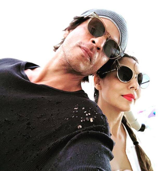 ये तस्वीर शाहरुख खान ने अपने इंस्टाग्राम अकाउंट पर शेयर की है. इस तस्वीर के कैप्शन में उन्होंने लिखा 'सालों बाद मेरी क्लिक की हुई तस्वीर मेरी पत्नी को पसंद आई और उन्होंने इसे पोस्ट करने इजाजत दी.' (Photo- Insagram @iamsrk )