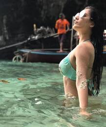 टीवी एक्ट्रेस पूजा बनर्जी सोशल मीडिया पर बिखेर रही हैं जलवा, अदाओं के दीवाने हुए फैन्स