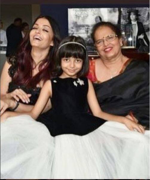 वहीं इस तस्वीर में वो मुस्कुराते हुए मां और बेटी अराध्या के साथ फोटो खिंचवाती दिखीं. (तस्वीर: इंस्टाग्राम)