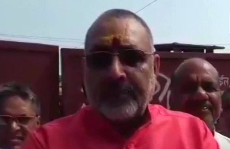 Modi Minister Giriraj Singh meets Ram Navami's Riot Accused Bajrang Dal activist In Nawada Jail सांप्रदायिक हिंसा के आरोपियों के परिजनों से मिले गिरिराज, कहा- हिंदुओं को दबाया जा रहा है