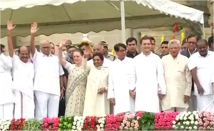  देश की सियासत इस वक्त दो गुटों में बटी हई है. एक गुट सत्ता पक्ष का है तो वहीं दूसरे गुट में विपक्षी एकता की मशाल लिए देशभर की कई क्षेत्रिय पार्टियां कांग्रेस की अगुवाई में खड़ी हैं. जिसकी मिसाल कुमारस्वामी के शपथ ग्रहण समारोह में दिखी थी. हालांकि इस विपक्षी एकता का अभी तक कोई औपचारिक एलान नहीं हुआ है.