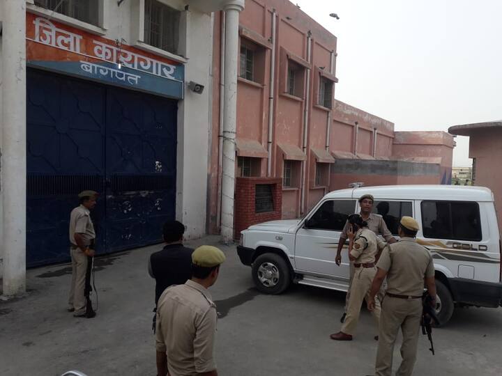 बीएसपी के पूर्व विधायक लोकेश दीक्षित से रंगदारी मांगने के मामले में बागपत कोर्ट में मुन्ना की पेशी होनी थी. मुन्ना बजरंगी की पत्नी पहले ही उसकी हत्या की आशंका जता चुकी थी. इससे पहले झांसी जेल में भी मुन्ना पर हमला हुआ था.