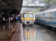 मुंबई में बारिश के बाद स्कूल-कॉलेजों की छुट्टी, जगह-जगह रेलवे ट्रैक पर भरा पानी